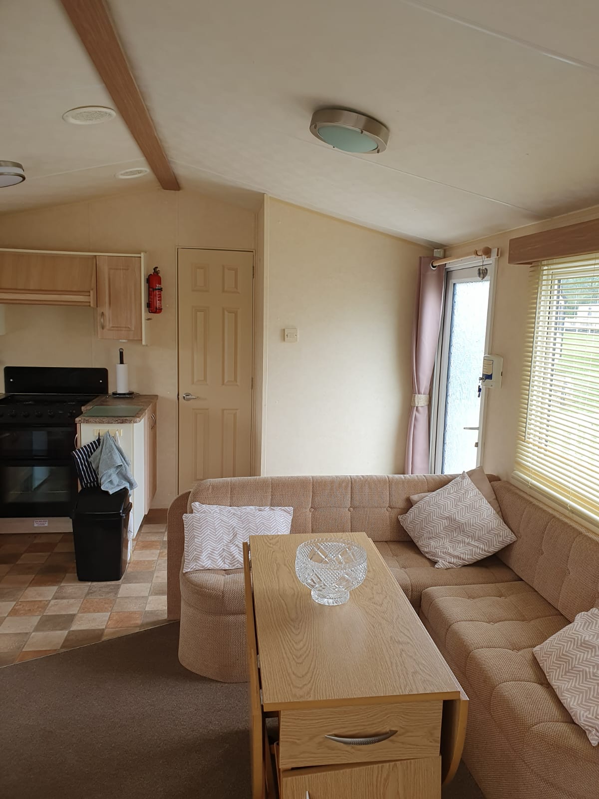Lounge and kitchen of the Vacation, with a corner sofa and coffee table
